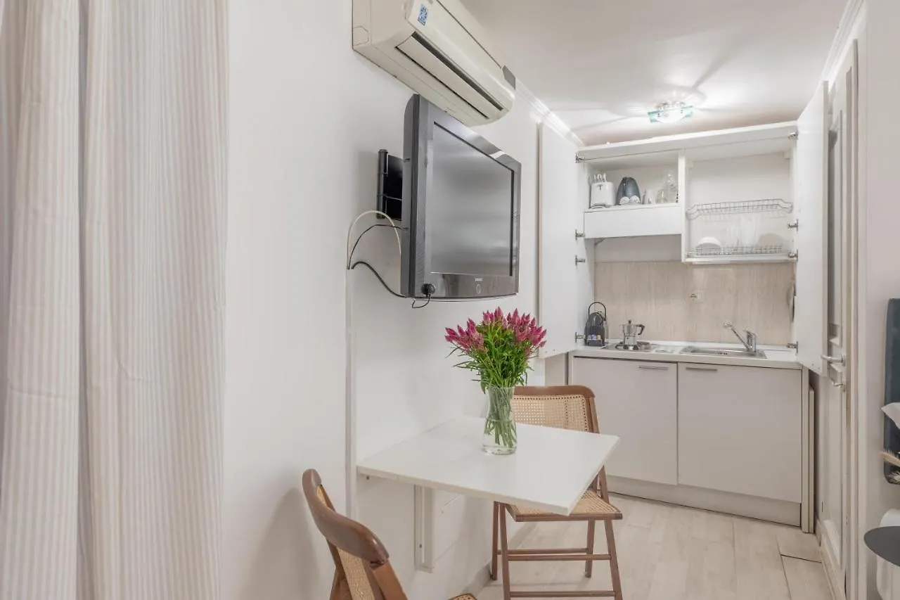 Basic Studio - 350 M Far From Fontana Di Trevi Apartment
