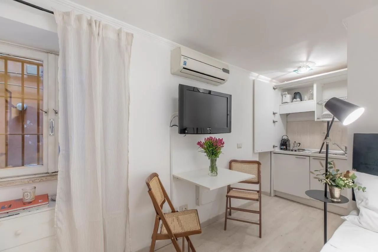Apartment Basic Studio - 350 M Far From Fontana Di Trevi Italy