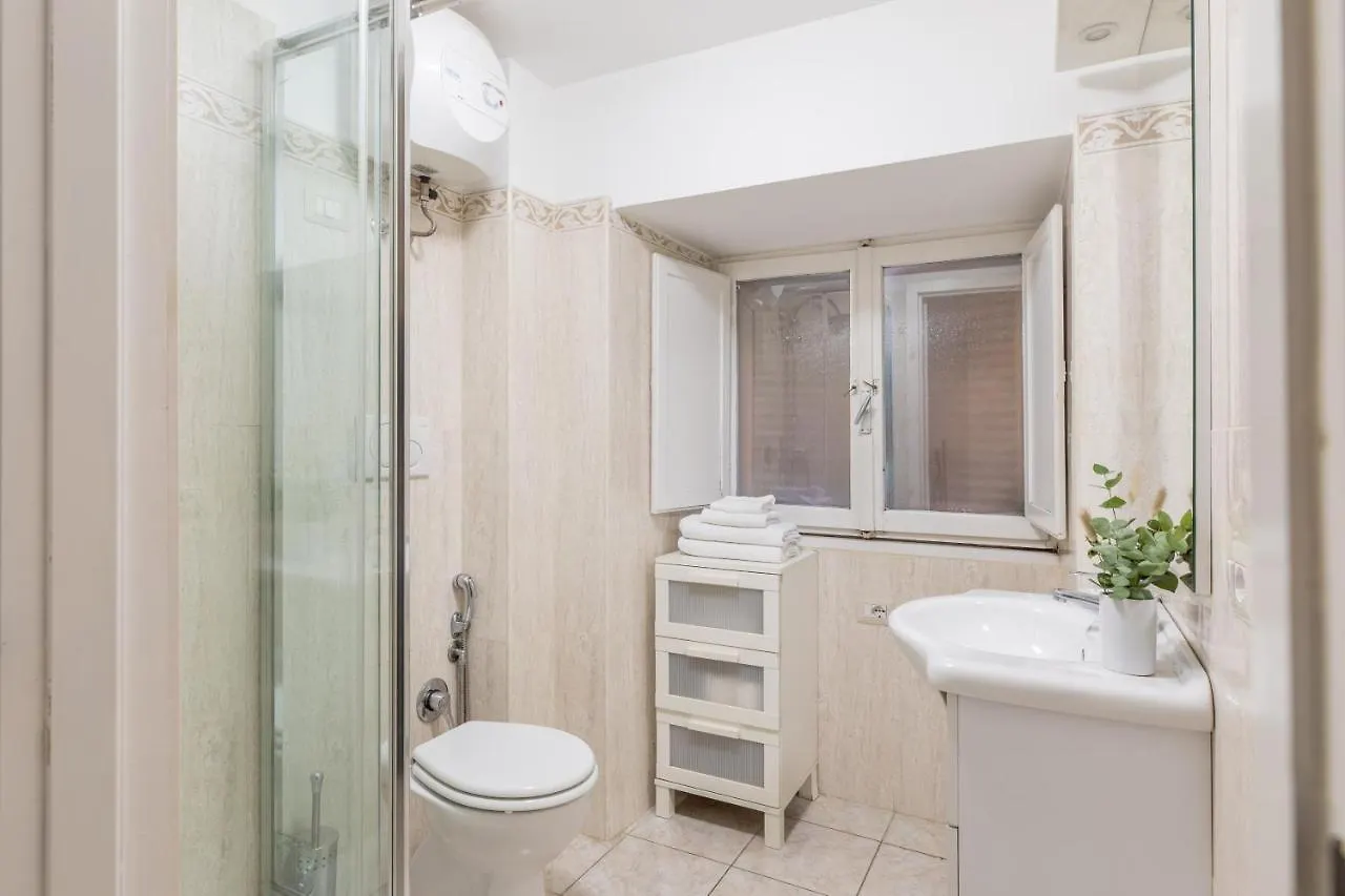 Basic Studio - 350 M Far From Fontana Di Trevi 0*, Rome Italy
